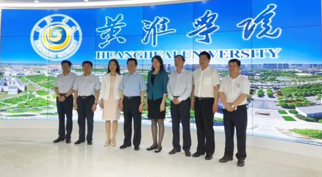 中華職業(yè)教育社理事長陳昌智、河南省副省長霍金花一行參觀展廳